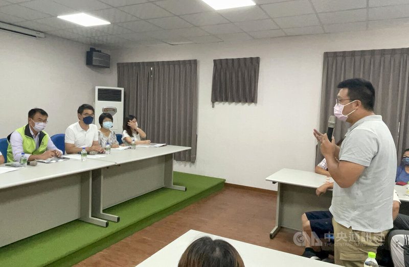 中國宣布暫停台灣多項農漁產輸入,恐衝擊農民生計。民進黨立委劉建國(左2)5日邀請農委會主委陳吉仲(左)等人到雲林與農漁民及業者座談,讓農漁民及業者了解政府相關配套措施。中央社記者姜宜菁攝 111年8月5日