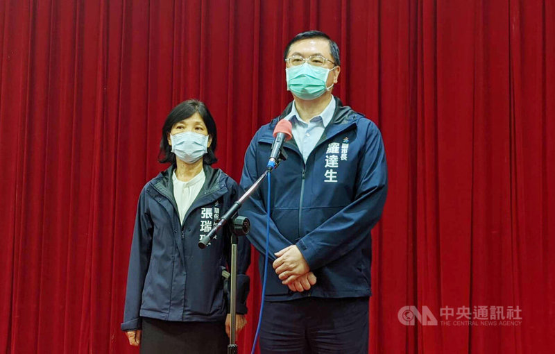 高雄市副市長羅達生(右)5日受訪表示,已緊急下架網站,要求廠商檢查程式漏洞,同步徹查市府其他網站、加強資安監控,避免相同問題。左為高雄市環保局長張瑞琿。中央社記者曾以寧攝 111年8月5日