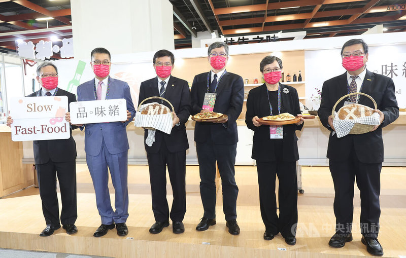 2022台灣美食展5日起在台北世貿一館展出,交通部長王國材(左3)、財政部長蘇建榮(左)、內政部長徐國勇(左2)、客委會主委楊長鎮(右3)、台灣觀光協會會長葉菊蘭(右2)與交通部觀光局局長張錫聰(右)等人出席客委會「品.味緒」客家主題館開幕活動。中央社記者張新偉攝 111年8月5日