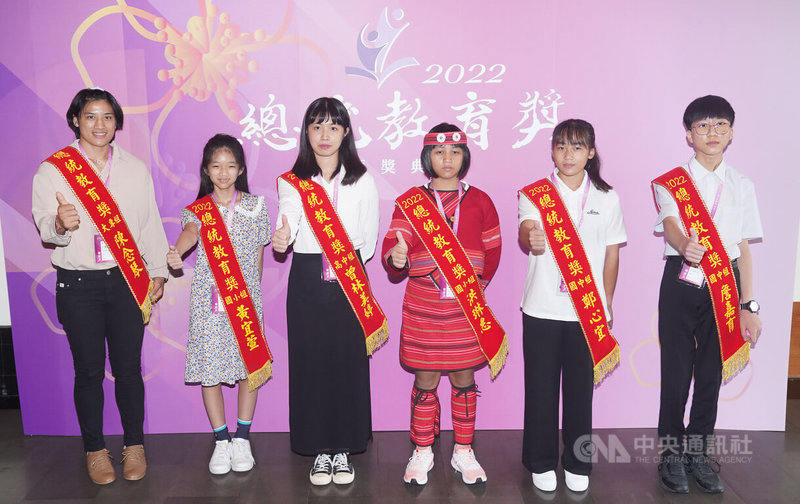 2022年總統教育獎頒獎典禮5日下午在台北圓山大飯店舉行,獲獎者陳念琴(左起)、黃宜萱、曾林美婷、洪琳惠、鄭心宜、詹嘉育會後比讚合影。中央社記者徐肇昌攝 111年8月5日