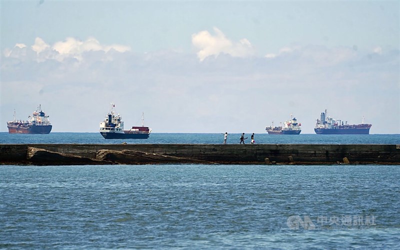 距西南演訓地點較近的高雄西子灣海域，在港外海域暫時停留的商船、漁船明顯增多。中央社記者董俊志攝 111年8月5日