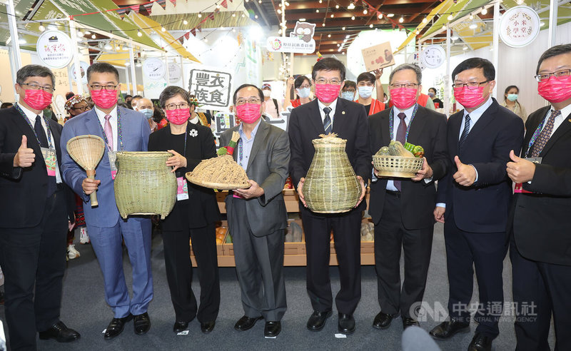 2022台灣美食展5日起在台北世貿一館展出,交通部長王國材(右4)、財政部長蘇建榮(右3)、內政部長徐國勇(左2)與台灣觀光協會會長葉菊蘭(左3)等人出席原民會「豐衣族食」館開幕,並合影留念。中央社記者張新偉攝 111年8月5日