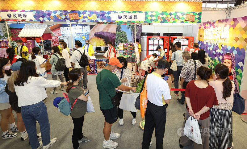 2022台灣美食展5日起在台北世貿一館盛大展出,首日許多民眾到日本美食館排隊購買美味食品。中央社記者張新偉攝 111年8月5日