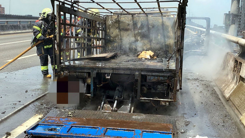 國道1號五楊高架南下40.8公里5日上午發生火燒車事故,一輛小貨車行駛中不明原因起火,新北消防局立即派員到場搶救。(國道公路警察局提供)中央社記者黃旭昇新北傳真 111年8月5日