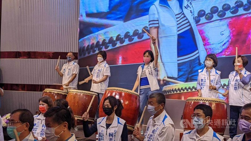 國民黨高雄市長參選人柯志恩(後中)5日在鳳山舉辦首場大型造勢活動「大家族見面會」,柯志恩帶領市議員及參選人一起擊戰鼓,盼選戰勝利。中央社記者曾以寧攝 111年8月5日