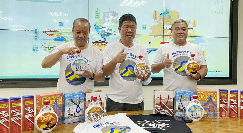 金門縣政府5日宣布「跑動金門」活動26日到11月15日展開,金門縣觀光協會理事長吳嘉獎(中)率旅宿業者力挺,表示將提供優惠交通食宿服務,歡迎跑友來金跑步兼旅遊。中央社記者黃慧敏攝 111年8月5日