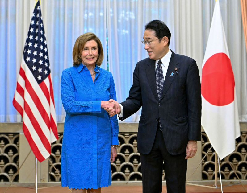 日本首相岸田文雄（右）5日與美國聯邦眾議院議長裴洛西（左）會面後表示，中國發射飛彈構成嚴重問題。（共同社）
