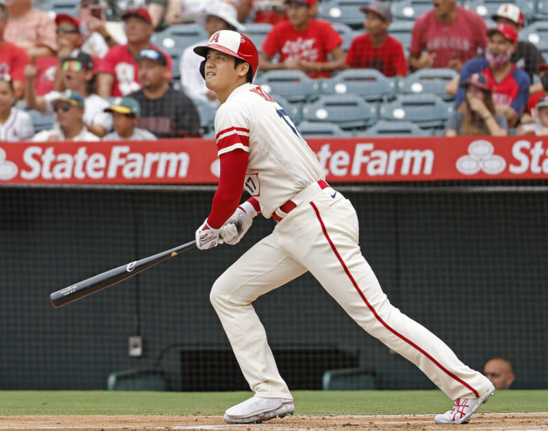 MLB洛杉磯天使日籍二刀流球星大谷翔平4日揮出雙響砲。(共同社)