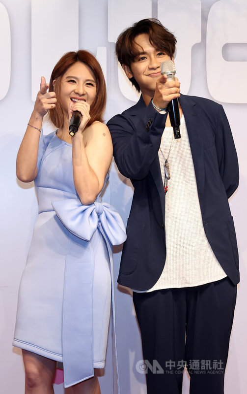 歌手郭靜(左)5日在台北四四南村好丘信義店舉辦「So Lucky」EP發片記者會,現場與歌手鼓鼓(右)合唱新歌「So Lucky」,用輕快甜美的曲風唱出介於友情、愛情之間微妙的想像空間。中央社記者張新偉攝 111年8月5日