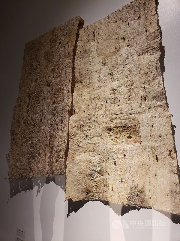 台灣藝術家王郁雯在溫哥華博物館展出構樹皮創作,她說,構樹敘說著台灣歷史淵源,她將在展覽期間開設工作坊帶民眾認識樹皮文化。中央社記者程愛芬溫哥華攝 111年8月5日