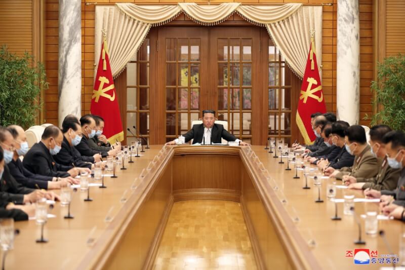 根據路透社4日取得的聯合國機密報告摘要顯示，北韓今年1到6月間已在為核子試驗作準備。圖為北韓領導人金正恩（後中）5月12日召開會議。（圖取自北韓中央通信社網頁kcna.kp）
