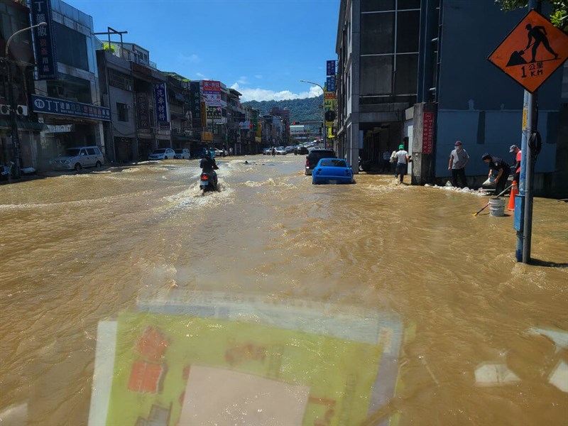 新北市鶯歌區館前路6日上午發生疑似管線爆裂導致積水,現場滾滾黃泥水,夾帶土石湧出。(新北消防局提供)中央社記者黃旭昇新北傳真 111年8月6日