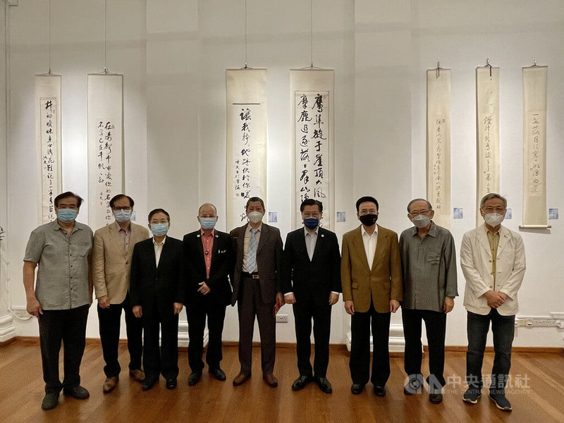 由駐新加坡台北代表處舉辦的「詩魔洛夫詩書影像展」6日舉辦開幕式,出席人士包括駐星代表梁國新(右4)、洛夫妻舅陳金淼(左5)等人。中央社記者侯姿瑩新加坡攝 111年8月6日