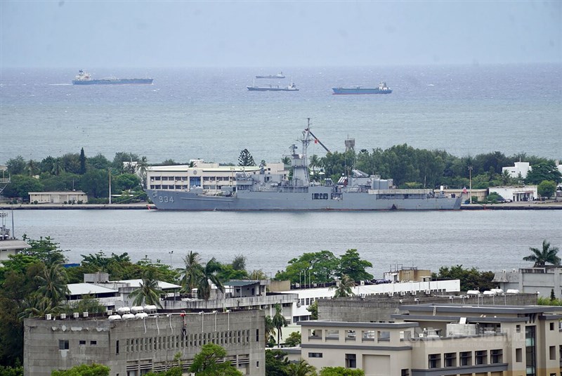 日本退役海將香田洋二分析，如果美軍有部署，共軍不可能輕易封鎖台灣，要攻打台灣並非易事。圖為靠泊在高雄左營軍港的汾陽號巡防艦（舷號934）。（中央社檔案照片）