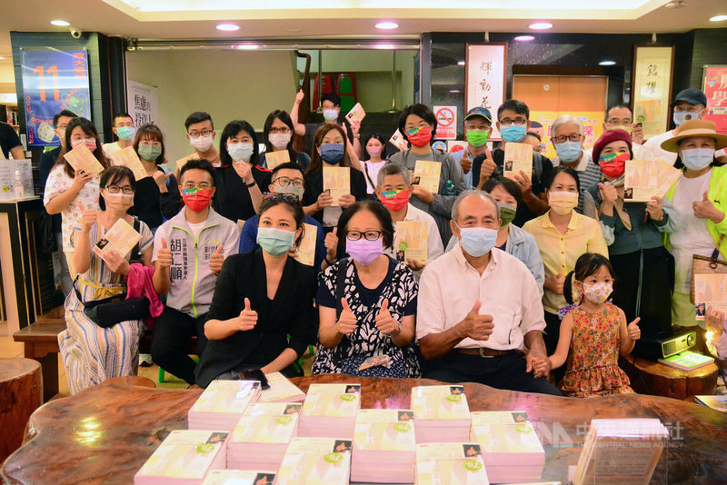 民進黨花蓮縣長參選人Kolas Yotaka(前左)6日在花蓮舉辦「愛是一條線」新書分享會,時值父親節前夕,她也回憶父親在世時相處點滴,並和現場與會民眾合影留念。中央社記者張祈攝 111年8月6日