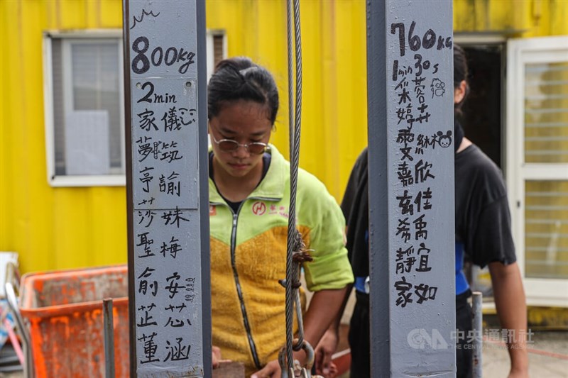 拔河機上刻著創下的重量紀錄,時刻激勵著選手再創高峰。中央社記者鄭清元攝 111年8月6日