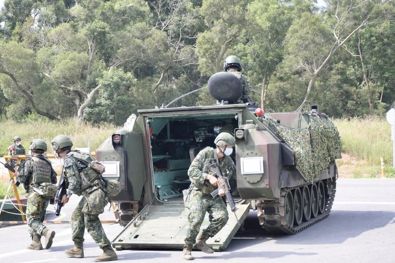 中國在台海周邊軍演,4批、7架次無人機5日晚間再進入金門禁限制水域上空,駐守部隊即依標準作業程序,射擊信號彈示警;金防部6日表示,官兵高度警戒,有能力應處任何突發狀況。(民眾提供)中央社記者黃慧敏傳真 111年8月6日