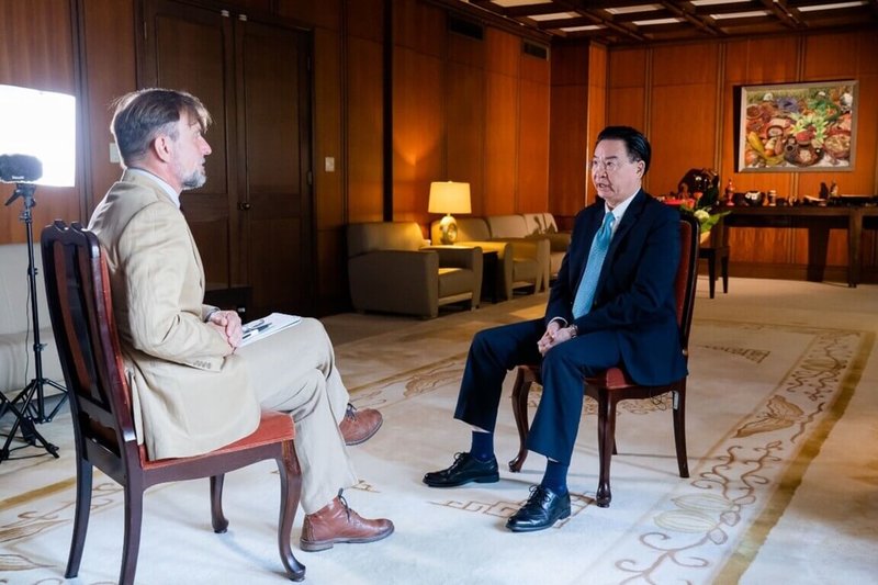 外交部6日表示，部長吳釗燮（右）5日接受英國廣播公司（BBC）專訪。（外交部提供）中央社記者游凱翔傳真  111年8月6日