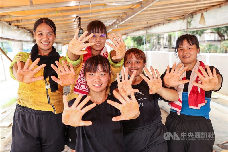 選手們對著鏡頭比出雙手上的厚繭。中央社記者鄭清元攝 111年8月6日