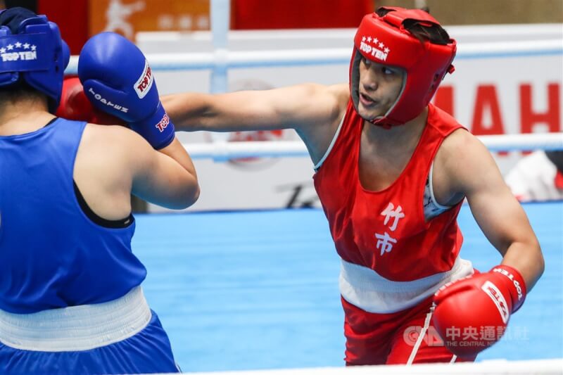 圖為去年全國運動會女子組拳擊75公斤級決賽,陳念琴(紅方)表現穩健拿下金牌。(中央社檔案照片)