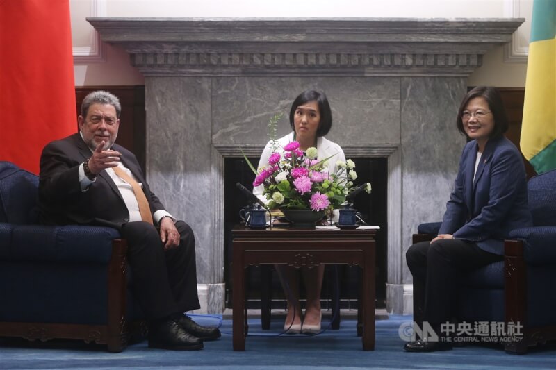 總統蔡英文（右）2019年8月7日在總統府會晤聖文森及格瑞那丁總理龔薩福（左）。（中央社檔案照片）