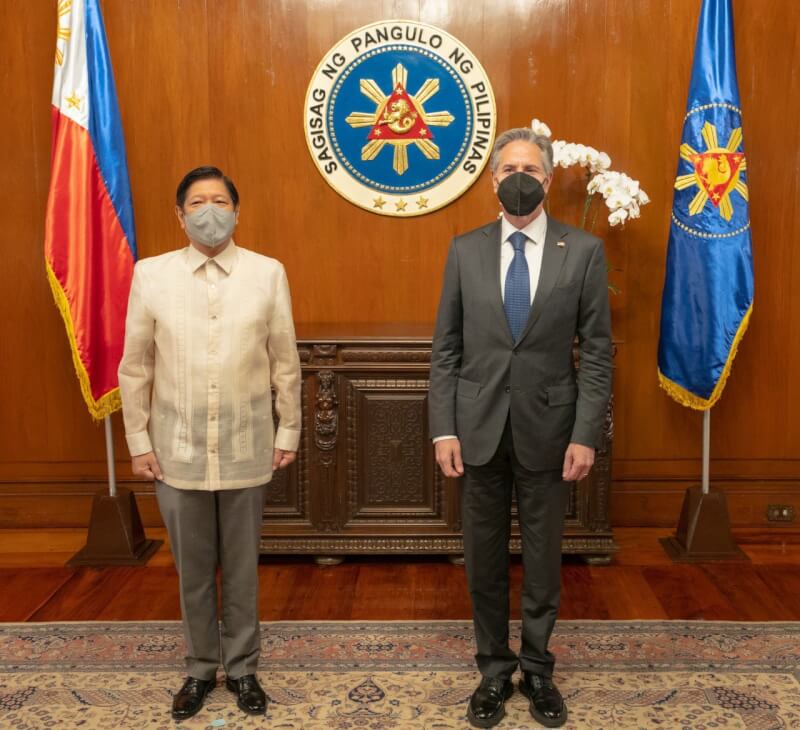 美國國務卿布林肯（右）6日與菲律賓總統小馬可仕會面。（圖取自twitter.com/SecBlinken）