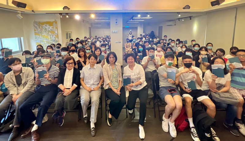 作家賴香吟(前左5)6日在台北出席短篇小說集「島」新書分享會,會後和書迷朋友以及聯合文學總編輯周昭翡(前右5)、政大台文所特聘教授范銘如(前左4)、文訊雜誌社長封德屏(前左3)等人合影。(聯合文學提供)中央社記者邱祖胤傳真 111年8月6日
