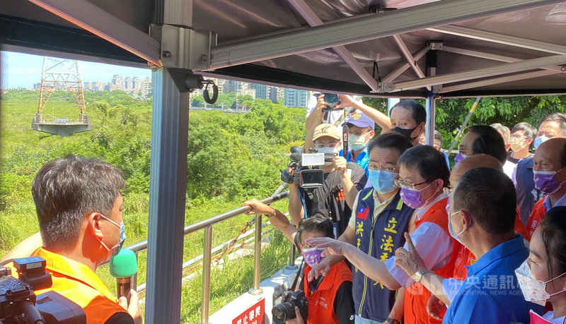 行政院長蘇貞昌6日前往新北市淡水視察「淡北道路」工程規劃,並與新北市長侯友宜、國民黨立委洪孟楷(前右4)等人了解淡水河岸將來施工的預定地。中央社記者黃旭昇新北攝 111年8月6日