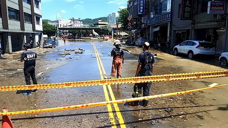 新北市鶯歌區館前路6日上午發生疑似管線爆裂導致積水,消防局派員到場警戒,積水已逐漸退去。(新北消防局提供)中央社記者黃旭昇新北傳真 111年8月6日