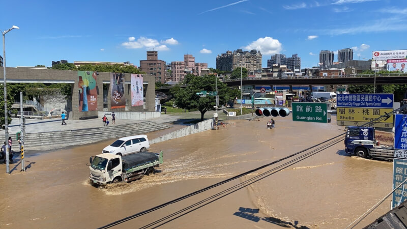 新北市消防局表示,6日上午鶯歌陶瓷博物館前面的館前路口疑似有管線爆裂,造成館前路大面積積水。(圖取自facebook.com/iYingge)