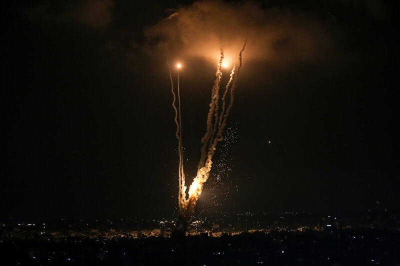 以色列軍方6日警告，針對加薩地帶巴勒斯坦武裝分子的致命空襲可能持續一週。圖為以色列5日空襲加薩走廊，加薩發射火箭回擊。（安納杜魯新聞社）