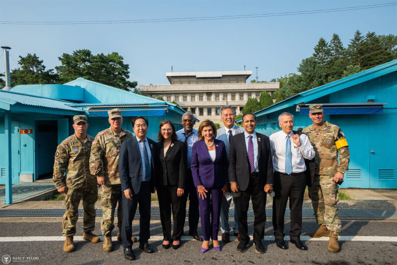美國聯邦眾議院議長裴洛西（前排紫色衣褲者）4日訪問南韓，並前往南北韓間的非軍事區參訪。（圖取自twitter.com/SpeakerPelosi）