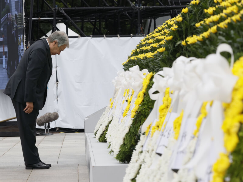 日本6日紀念人類第一起原子彈攻擊事件77週年，聯合國秘書長古特瑞斯在廣島出席紀念儀式獻花並鞠躬。（共同社）