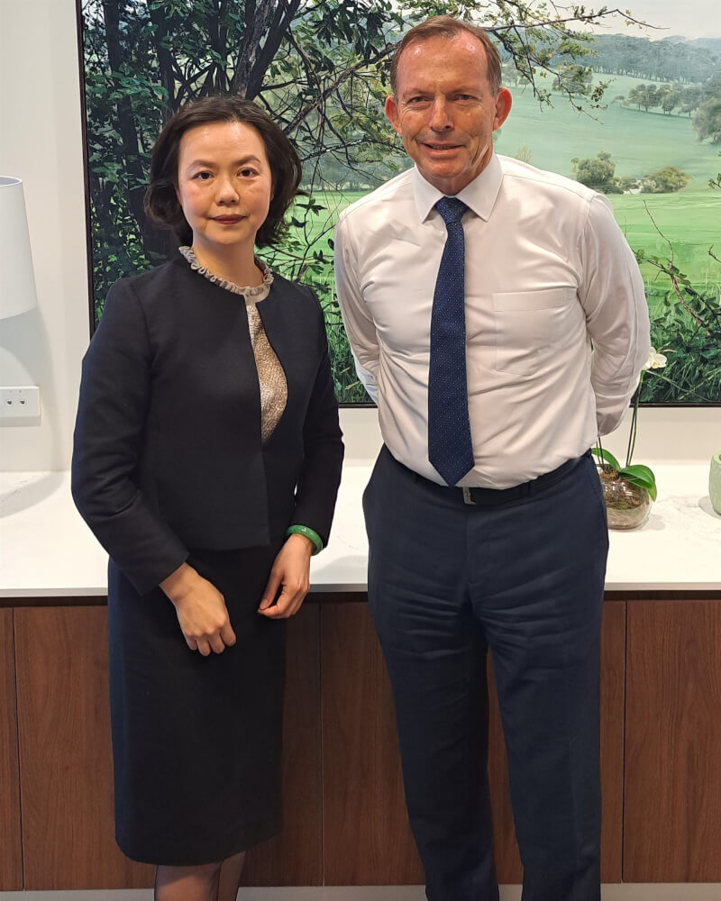澳洲前總理艾波特（右）5日與駐雪梨辦事處處長范惠君會面。（圖取自twitter.com/HonTonyAbbott）