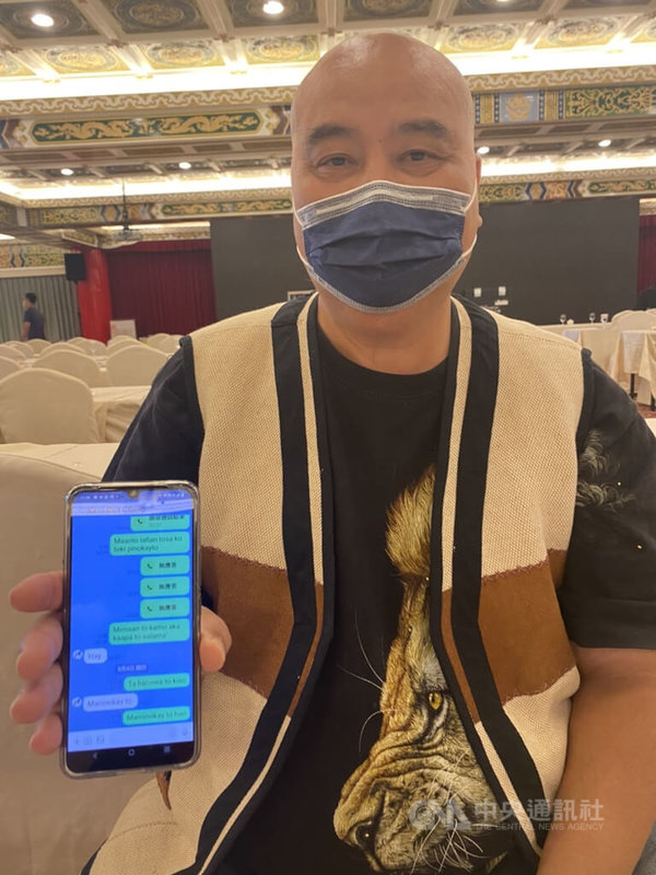 原住民族委員會6日表揚族語模範父親,阿美族族人林泳輝為了讓孩子說母語,連用LINE對話都堅持用阿美族拼音與兒子溝通。中央社記者吳欣紜攝 111年8月6日