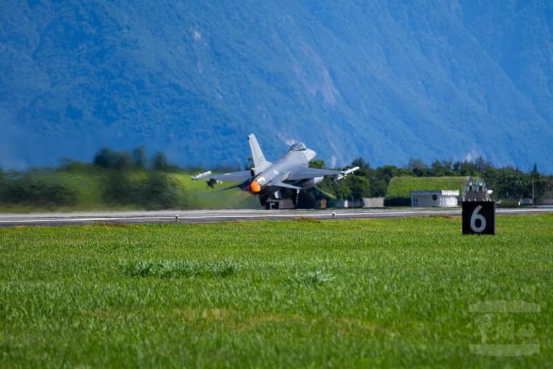 駐守花蓮基地的空軍第五戰術混合聯隊，以F-16V戰機持續執行巡弋任務，因應共軍對台灣的威脅。（軍聞社提供）