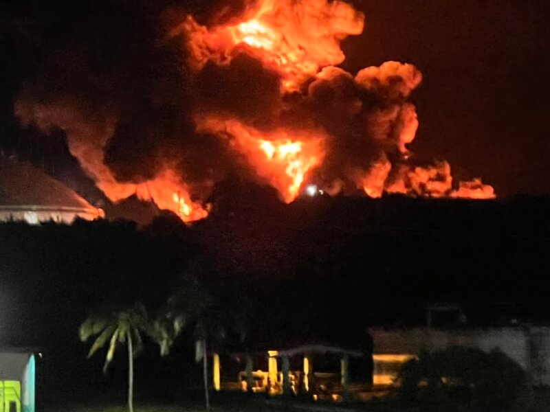 古巴一處儲油設施的油槽被閃電擊中引發爆炸，大火6日連燒第2天仍未熄滅，造成至少1人喪生、121人受傷，17名消防人員失蹤。（圖取自twitter.com/MMarreroCruz）