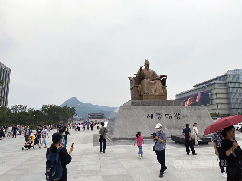 歷經1年9個月的改造施工，首爾市地標之一的光化門廣場6日起重新開放，搖身成為「公園般的廣場」。中央社記者廖禹揚首爾攝  111年8月7日
