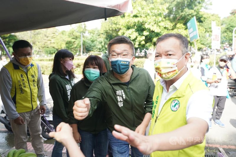 民進黨籍台中市長參選人蔡其昌（前右2）7日上午與民進黨籍台中市議員曾朝榮（前右）等人，前往大坑9號步道跟民眾打招呼，預祝大家父親節快樂。中央社記者趙麗妍攝  111年8月7日