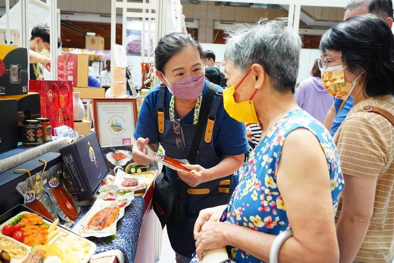 台灣美食展邁入第3天，台灣觀光協會7日表示，不少民眾都趁週末專程來購買來自各地的山珍海味跟農漁產品。（台灣觀光協會提供）中央社記者余曉涵傳真  111年8月7日