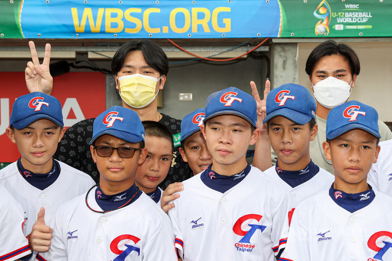 U12世界杯棒球赛台湾队7日在台南亚太国际棒球训练中心与多明尼加争季军，中信兄弟球员詹子贤（后左）、宋晟睿（后右）到场为小将们加油打气。中央社记者郑清元摄　111年8月7日