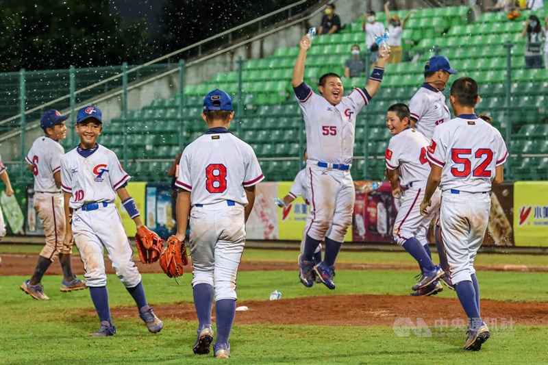 U12世界盃棒球賽季軍戰7日在台南亞太國際棒球訓練中心舉行，台灣小將以9比5擊退多明尼加，拿下季軍。比賽結束後小將們跑進球場慶祝。中央社記者鄭清元攝 111年8月7日