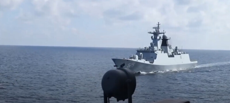 中華民國海軍馬公軍艦，在台灣東部海域監控中共馬鞍山號艦。（圖取自國防部發言人 YouTube頻道網頁youtube.com）