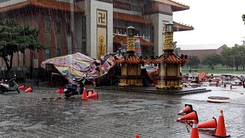 受到午後對流影響，屏北地區7日下午下起大雨，屏東縣里港鄉第一公墓進行的中元普渡法會，因雨勢、風勢過大造成棚架倒塌，9人輕傷送醫。（屏東消防局提供）中央社記者李卉婷傳真  111年8月7日
