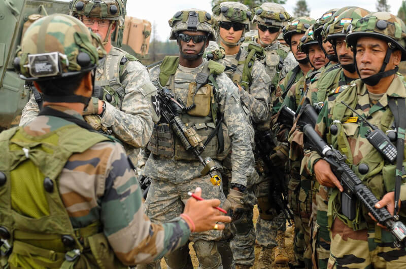 印度媒體報導，美國與印度將於10月展開為期半個月的聯合軍事演習。圖為2015年舉行的「戰爭實踐」演習。（圖取自facebook.com/yudhabhyas）
