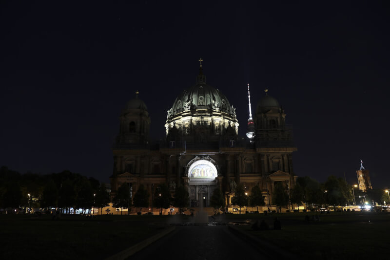 德國政府推行「8千萬人一起改變能源」節能運動，包括古蹟不再夜間打光。圖為柏林大教堂7月28日晚上只能隱約看見其輪廓。（安納杜魯新聞社）