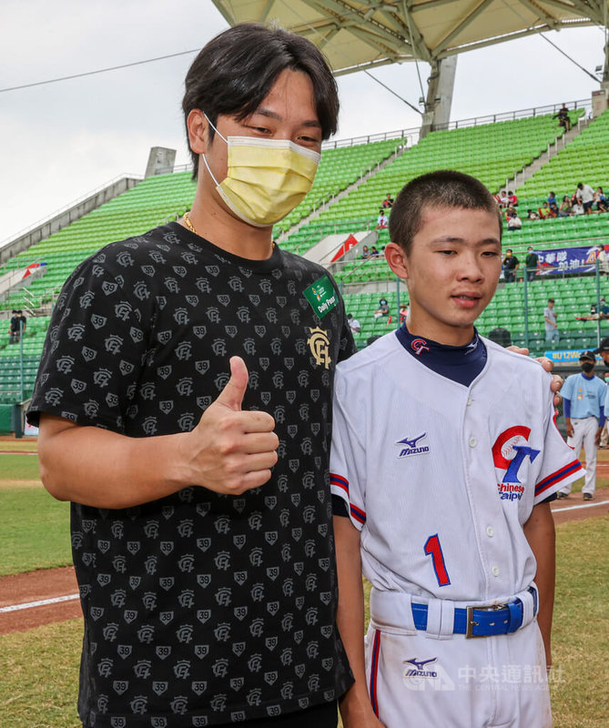 U12世界杯棒球赛台湾队7日在台南亚太国际棒球训练中心与多明尼加争季军，派出吴圣智（右）担任先发投手抢胜，中信兄弟球员詹子贤（左）到场为他加油打气。中央社记者郑清元摄　111年8月7日