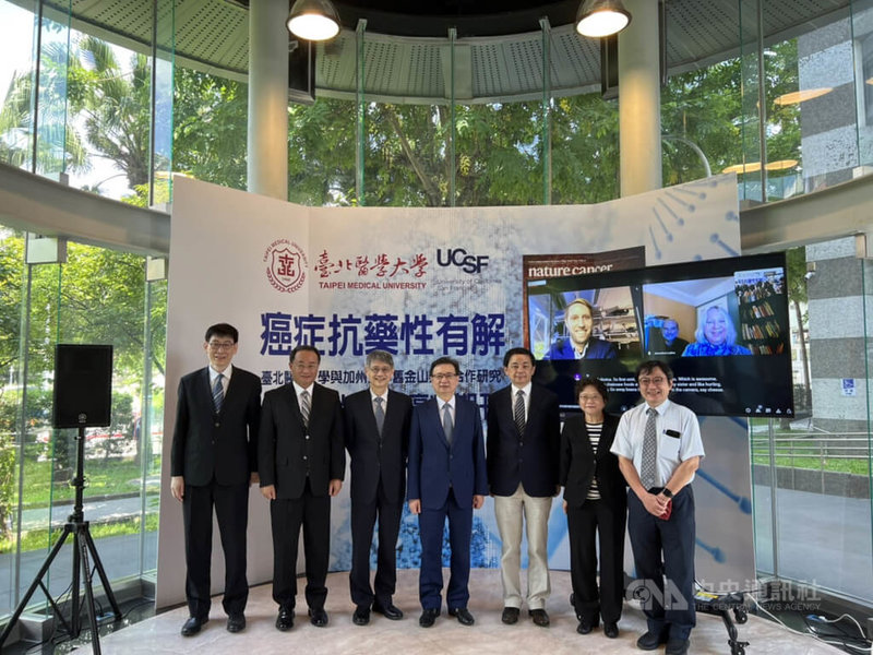 癌症治療常因抗藥性卡關，台北醫學大學攜手美國加州大學舊金山分校找到癌細胞「死亡檢查哨」自我保護機制，並研發出NCOR2誘餌基因療法，8日舉辦記者會，分享最新癌症治療研究成果。中央社記者沈佩瑤攝  111年8月8日
