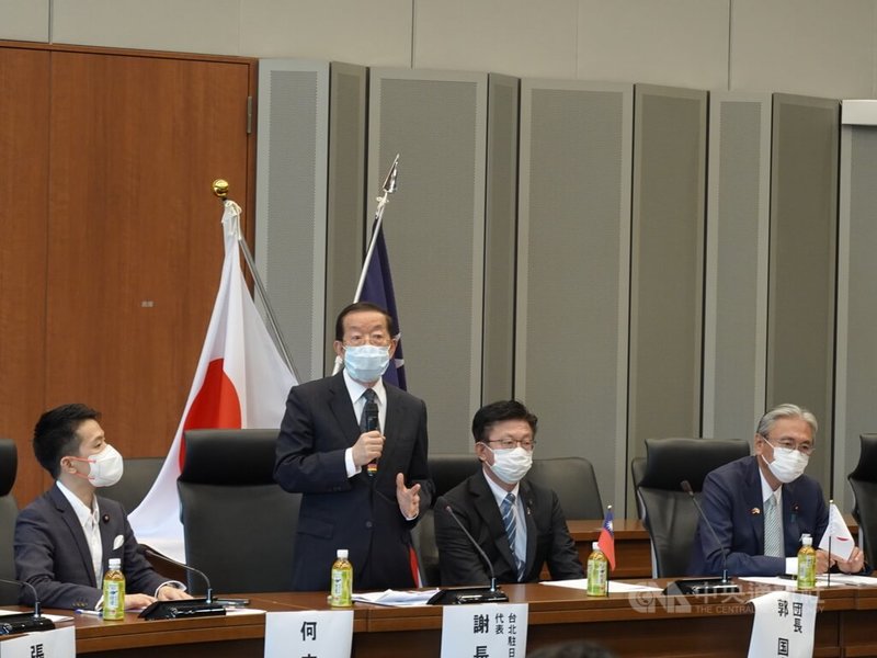 台日國會議員8日在日本國會大廈交流。駐日代表謝長廷（左2）說，目前台海緊張升高，共享自由、人權等價值觀的人與人的交流，尤其是代議士間的交流重要。中央社記者楊明珠東京攝  111年8月8日