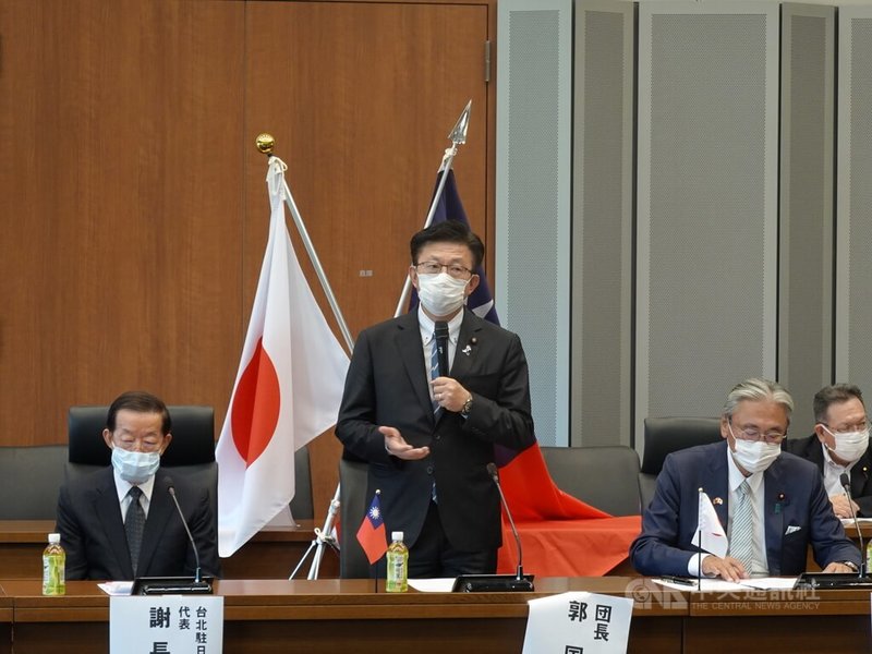 民進黨籍立委、亞東國會議員友好協會會長郭國文（中）8日率團到日本參議院議員會館與日華議員懇談會會長古屋圭司（右）等交流。駐日代表謝長廷（左）受邀出席。中央社記者楊明珠東京攝 111年8月8日